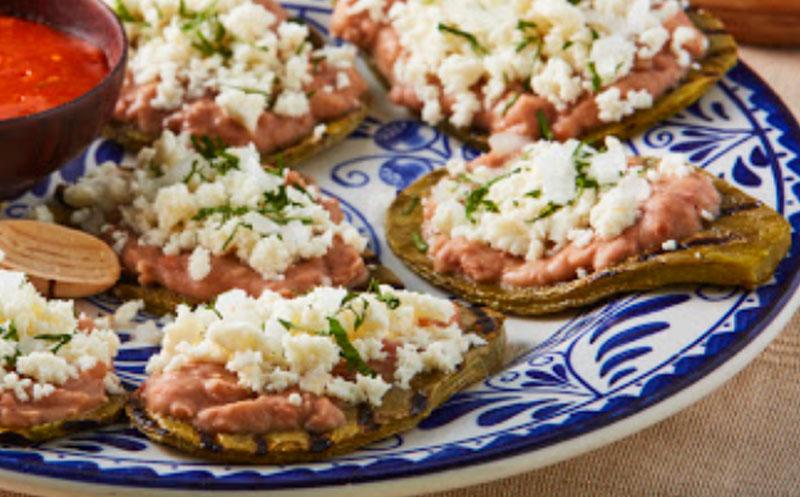 Nopalitos cambray con frijoles y queso