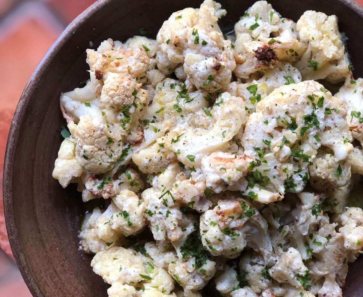 Coliflor rostizada con aderezo de yogurt