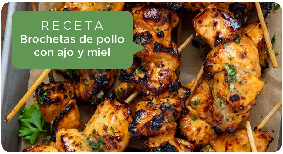 Brochetas de pollo marinadas con ajo y miel