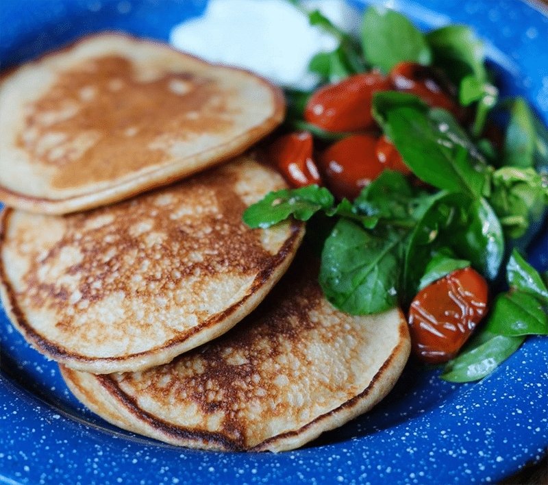 Hotcakes salados con ensalada de jitomate asado