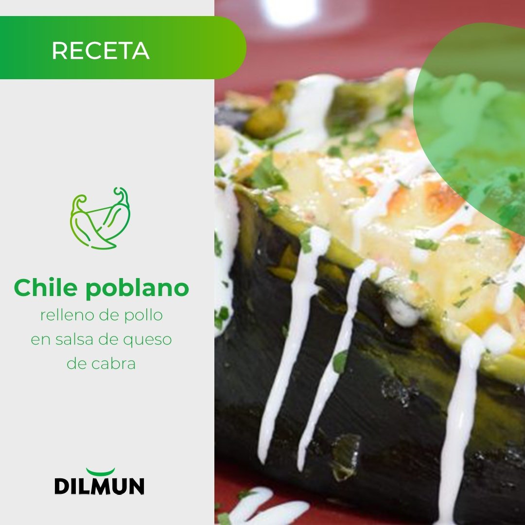 Deliciosos chiles poblanos rellenos de pollo con salsa de queso de cabra