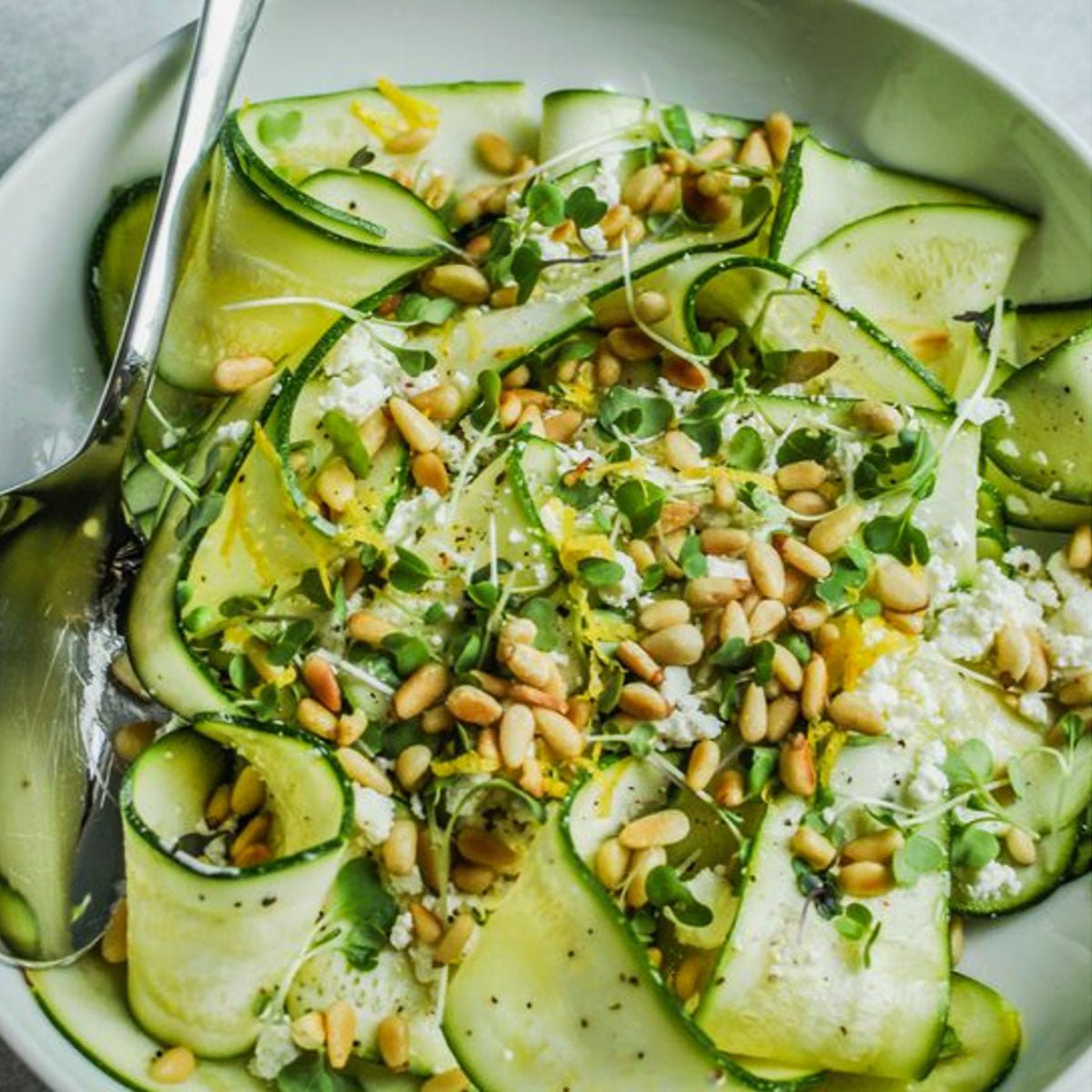 Ensalada de calabazas crudas con piñón blanco