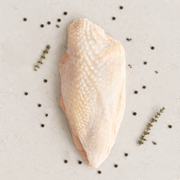 DILMUN Pechuga de pollo de pastoreo con hueso aprox 600g Santa Pradera